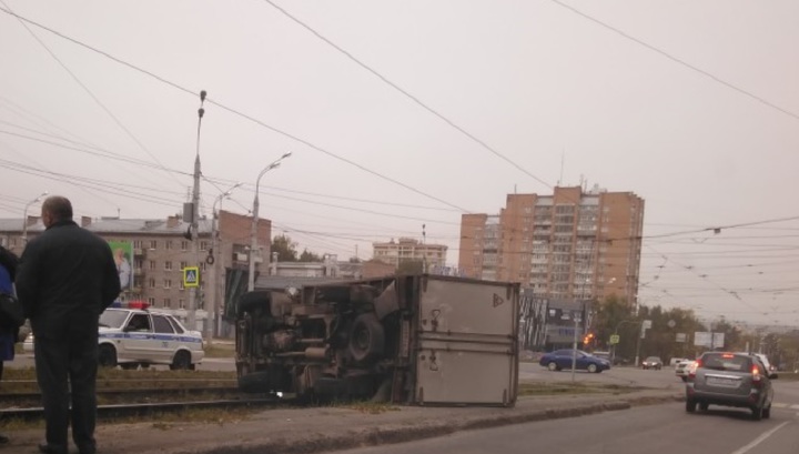 Перевернувшийся фургон едва не протаранил трамвай в Ижевске. Видео