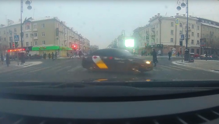 Тюменский таксист превратил пешеходный переход в автодром