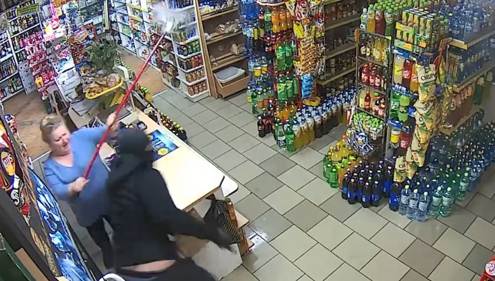 Продавщица обратила в бегство вооруженного грабителя при помощи швабры. Видео
