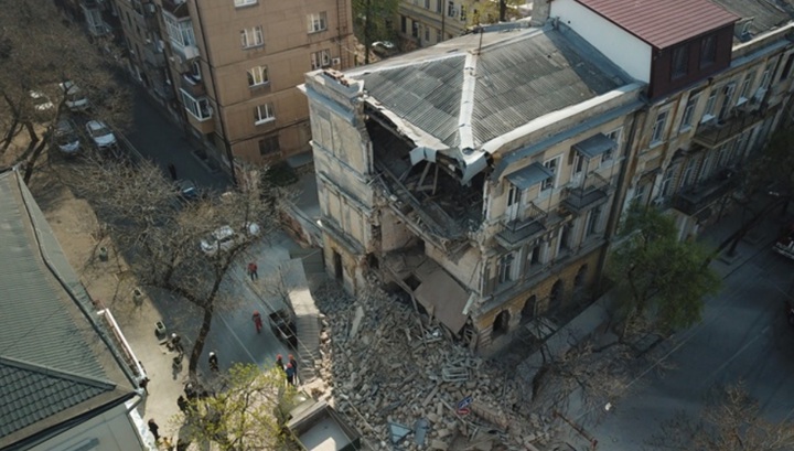 Момент внезапного обрушения старинного здания в Одессе попал на видео