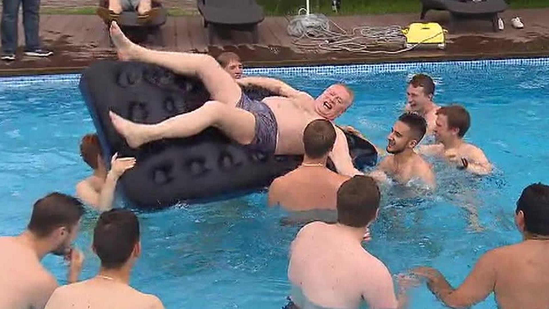 Жириновский с парнями в бассейне