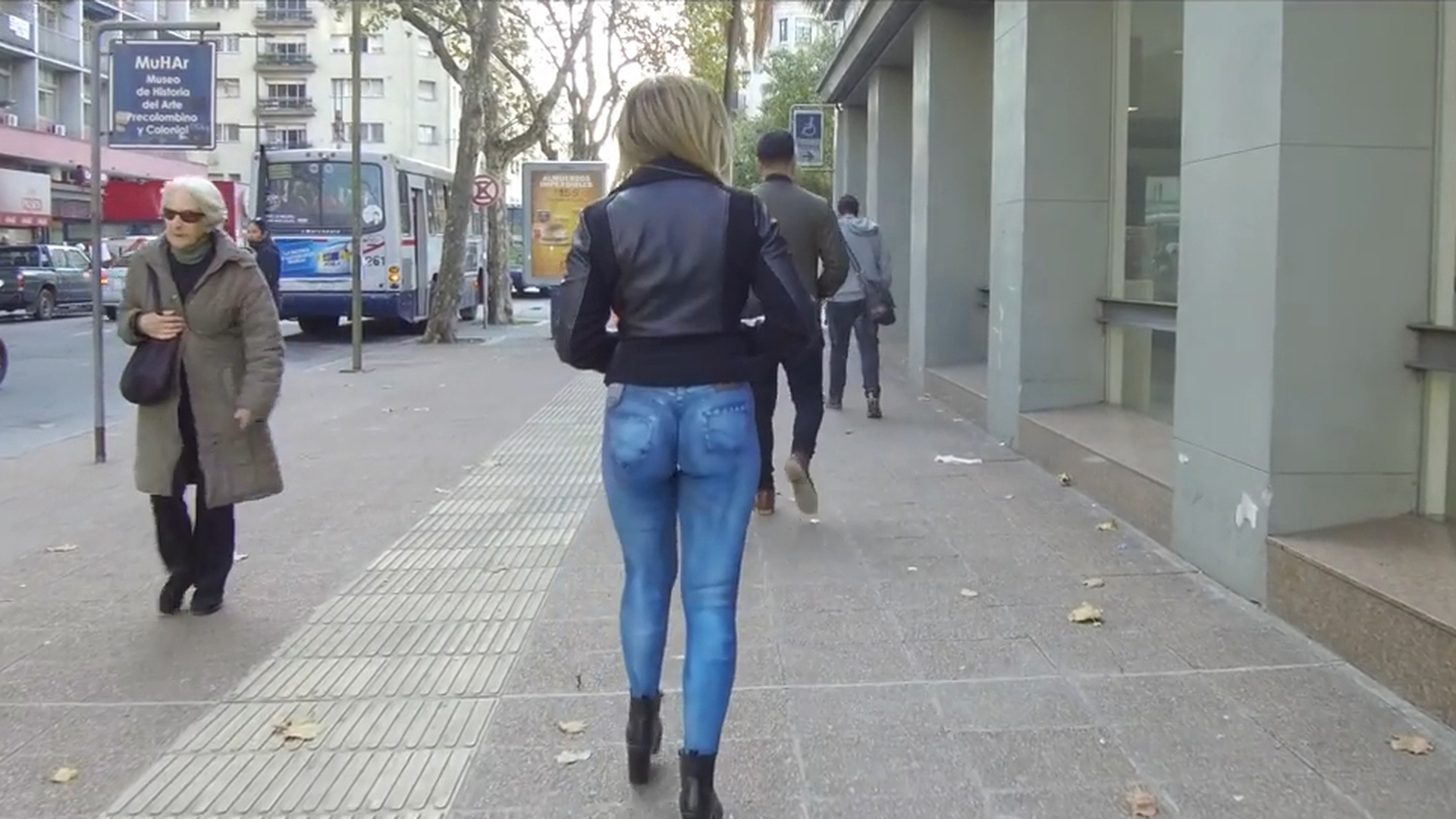 35-летняя нудистка и настоящая нимфоманка гуляет по городу