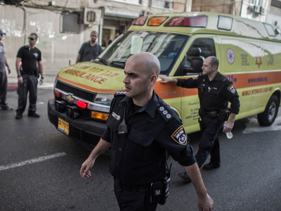 В Израиле палестинец на машине протаранил автобусную остановку