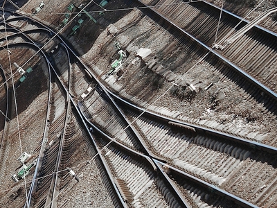 Упавший на железнодорожные пути грузовик блокировал движение поездов на Урале