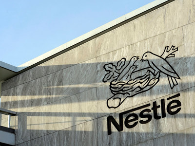 Грузовик с шоколадными батончиками Nestle загорелся в Британии