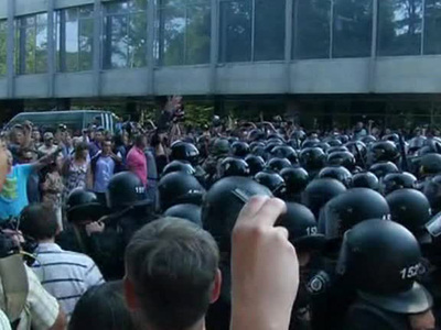 Новые драки у суда в Киеве: в ход идут дымовые шашки и слезоточивый газ