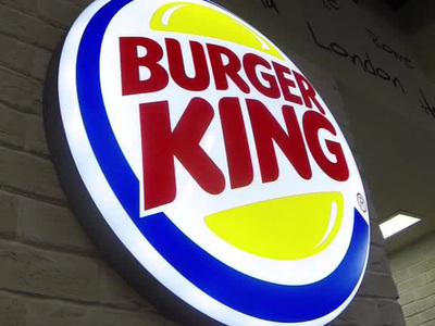 Забаррикадировавшийся в Burger King насильник начал отпускать заложников