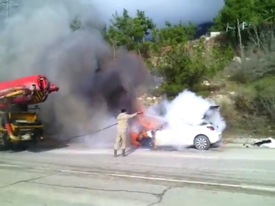 Бетононасос потушил горящую машину, пока пожарные пытались приступить к работе