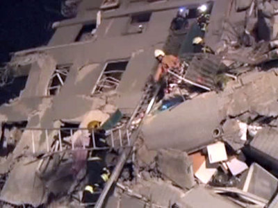 Землетрясение на Тайване: из-под завалов спасены 123 человека