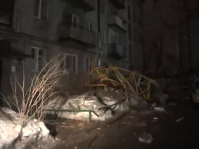 В Екатеринбурге кран рухнул на жилой дом, СКР начал расследование