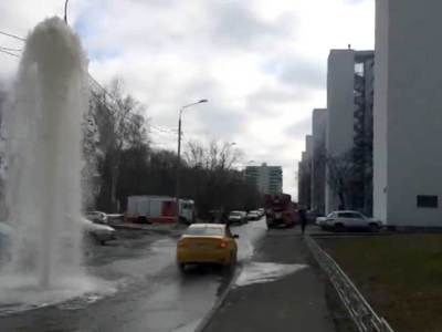 В Зеленограде появился пятиметровый грязевой фонтан