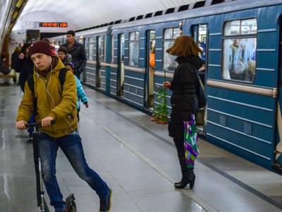 В московском метро упал на рельсы пассажир