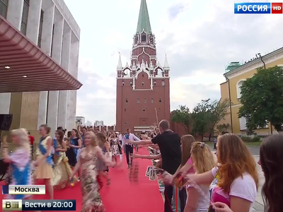 Прощай, школа: выпускные вечера проходят во всех городах России
