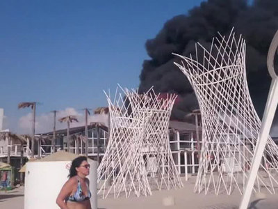 На крымском пляже загорелась постройка, оставшаяся от 