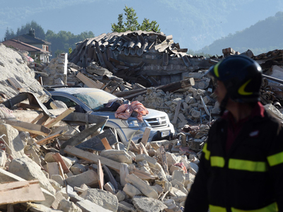 В Италии продолжают спасать людей из-под завалов