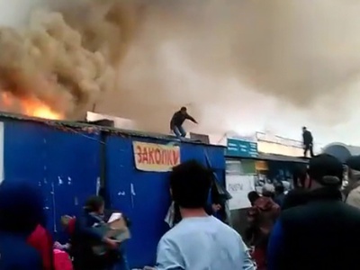 Загорелся центральный рынок Астрахани