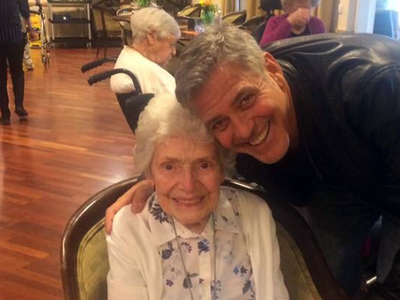 Джордж Клуни поздравил свою 87-летнюю поклонницу с днем рождения в доме престарелых