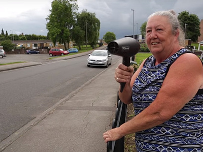Британская пенсионерка шокировала водителей феном для волос