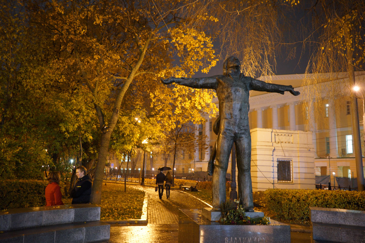 Памятник высоцкому на бульваре в москве