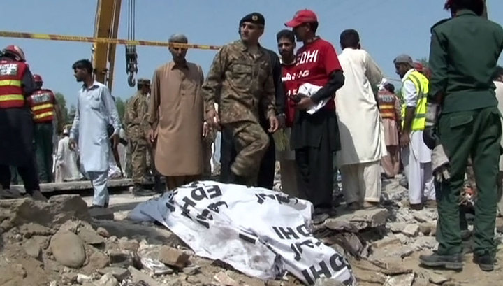 Количество жертв теракта в Пакистане выросло до 128 человек