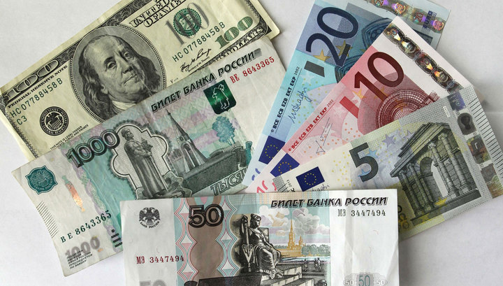 Доллар и евро упали к рублю на росте нефтяных цен