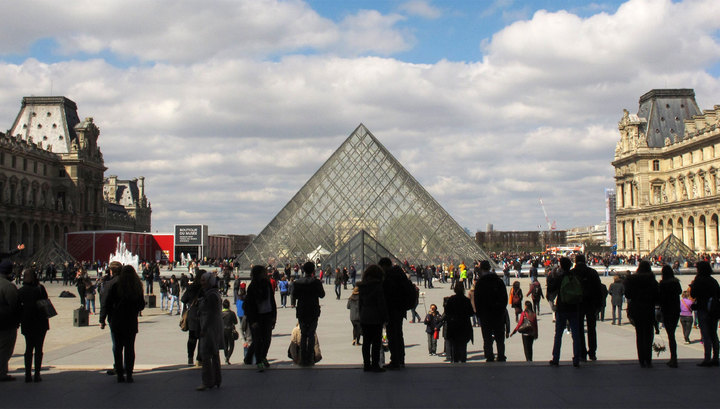 Лувр временно закрыт: сотрудники протестуют из-за высокого наплыва посетителей