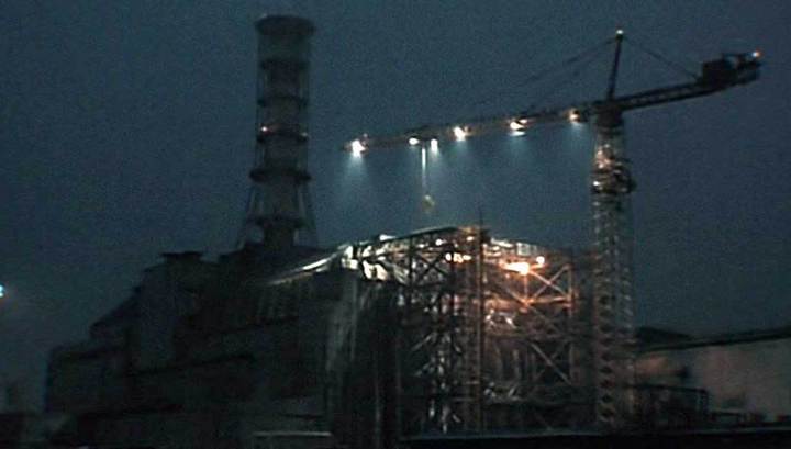 Свечение в чернобыле после взрыва. ЧАЭС ночью 1986. Чернобыль АЭС взрыв. Чернобыль ЧАЭС ночью. Авария на Чернобыльской АЭС ночью.