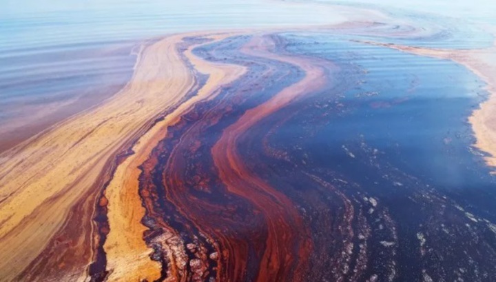 На Химкинском водохранилище ликвидируют нефтяное пятно