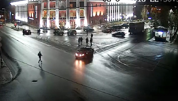 Избежавший столкновения водитель BMW снес припаркованное авто в Петрозаводске