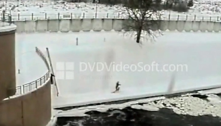 Росгвардейцы спасли троих провалившихся под лед мужчин в Москве