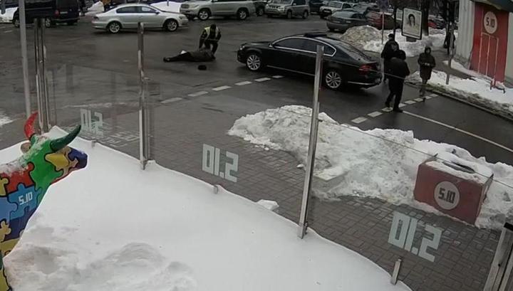 Машина из кортежа Порошенко сбила мужчину в центре Киева. Видео