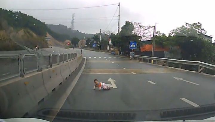 Младенец ползком пересек вьетнамскую автомагистраль