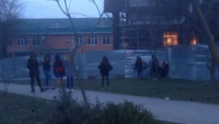 Ставропольский школьник снял на видео избиение девочки одноклассницами