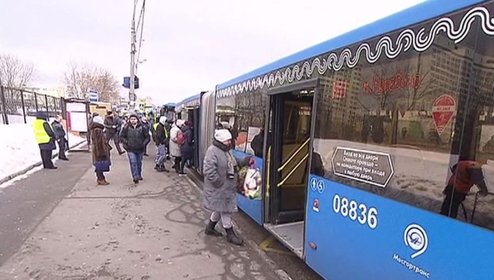 Три станции фиолетовой ветки закрыты до 30 марта, пассажиры пересели на автобусы