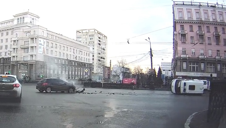 Автомобиль скорой помощи перевернулся после ДТП в Челябинске. Видео
