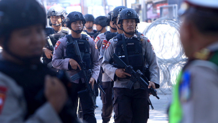 Высшее руководство армии и полиции Индонезии приехало в тюрьму, где разгорелся мятеж