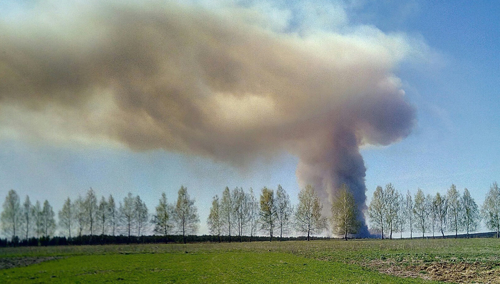 На месте ЧС возле полигона Пугачево возобновили работы по тушению пожара