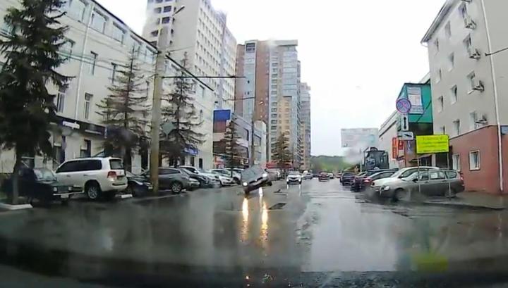 Челябинский водитель едва не перевернулся, попав в открытый люк