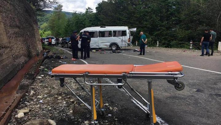 Появилось видео с места падения экскурсионного автобуса в овраг в Грузии