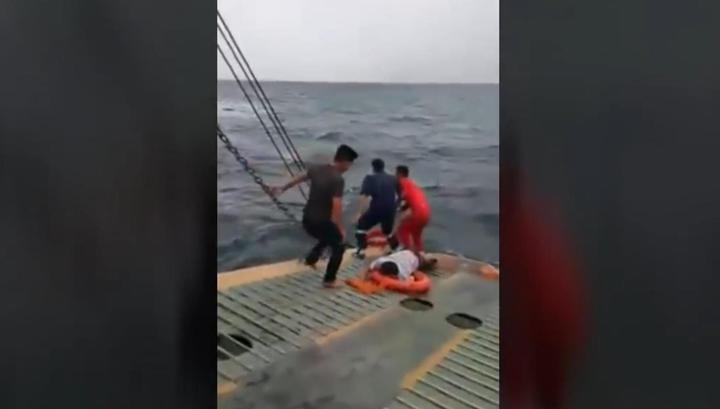 Спасение пассажиров с затонувшего в Индонезии парома сняли на видео