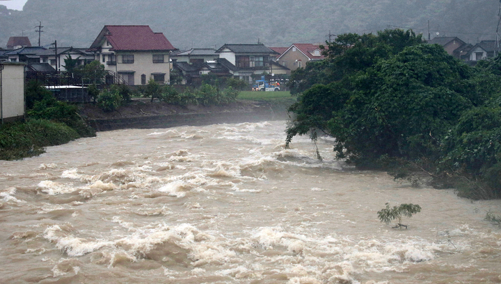 Массовую эвакуацию людей объявили на юго-западе Японии из-за проливных дождей