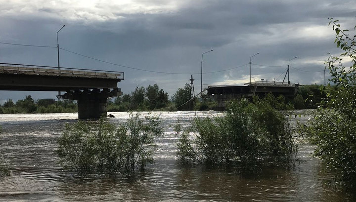 Паводок в Забайкалье: в Чите обрушился автомобильный мост