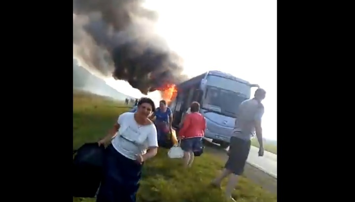 Пассажиры экстренно покинули автобус, вспыхнувший на трассе в Алтайском крае. Видео