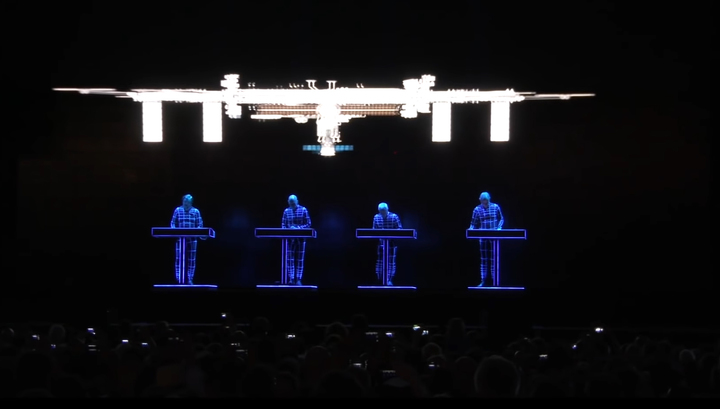 Kraftwerk исполнили „Spacelab“ вместе с астронавтом, находящимся на МКС. Видео