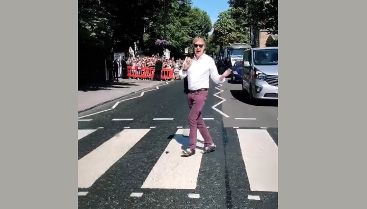 Пол Маккартни вернулся на улицу с обложки „Abbey Road“ спустя почти 50 лет. Видео
