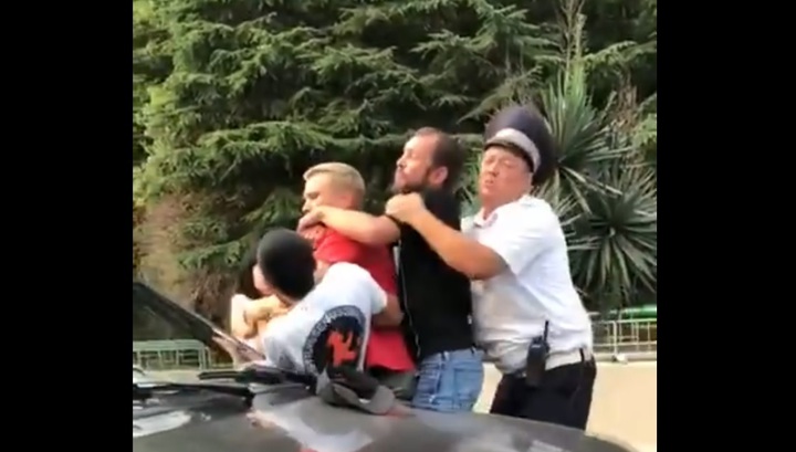 Сочинские водители устроили драку в присутствии полицейского. Видео