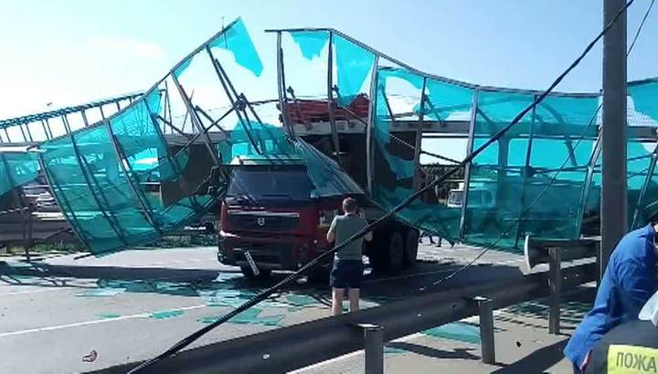 Неожиданно поднявшийся кузов самосвала снес мост на Ярославке