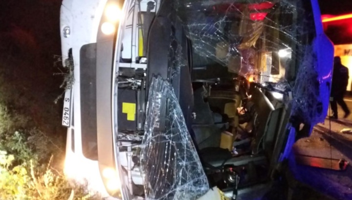 Двое погибших и 17 пострадавших: в Турции разбился автобус со школьниками