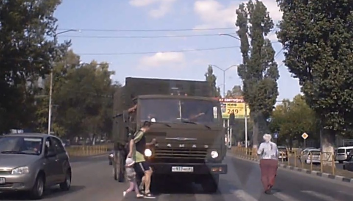 В Саратове грузовик сбил мужчину, переходившего дорогу с малышом