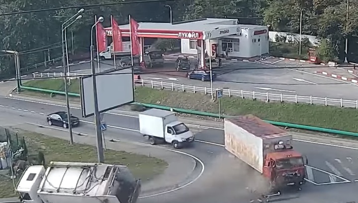 Мусоровоз перевернулся после столкновения с грузовиком в Сочи. Видео